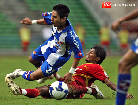 Selangor's Surendren Rasiah (right) and Kelantan's Mohd Zamri Ramli take a 