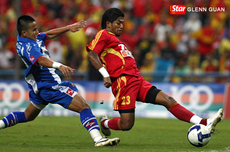 Selangor's Surendren Rasiah (right) and Kelantan's Mohd Zamri Ramli take a 