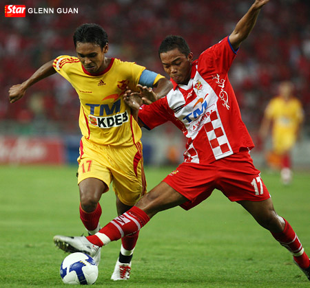 Selangor's captain Mohd Amri Yahyah (left) tackles for the ball with 